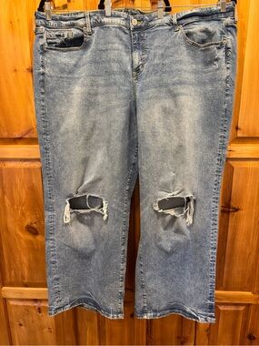 Torrid Light Wash Distressed Knee-Rip Jeans 28T